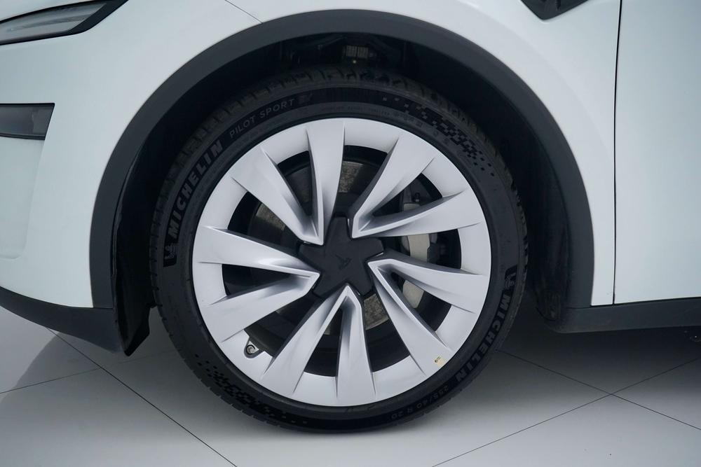 Tesla Model Y 2025 #12 Tesla Model Y 2025 immagine di auto #12