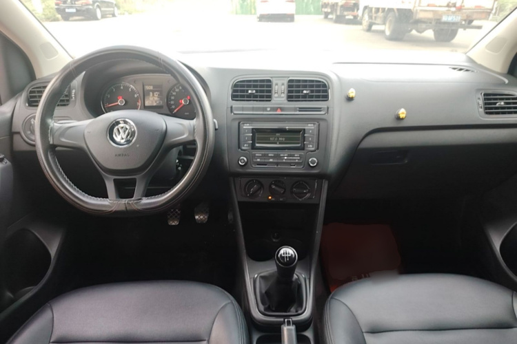 Volkswagen Polo 2015 car image #10