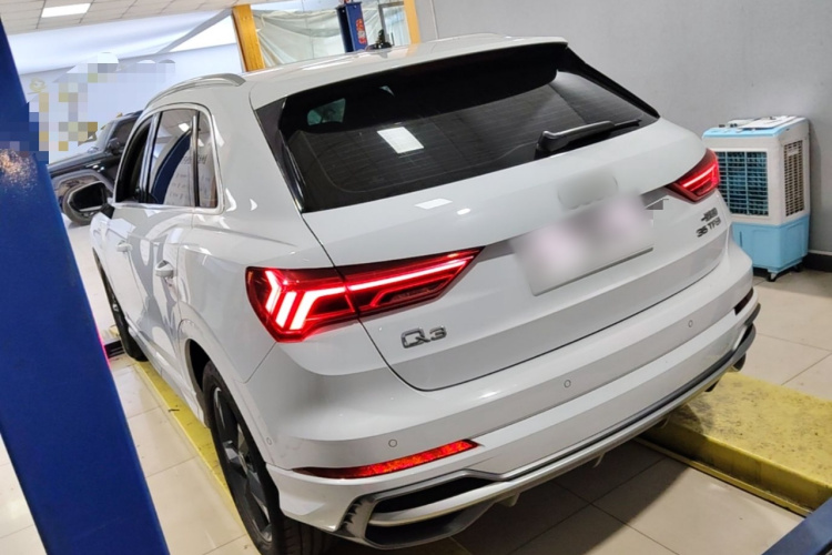 Audi Q3 2023 car image #5
