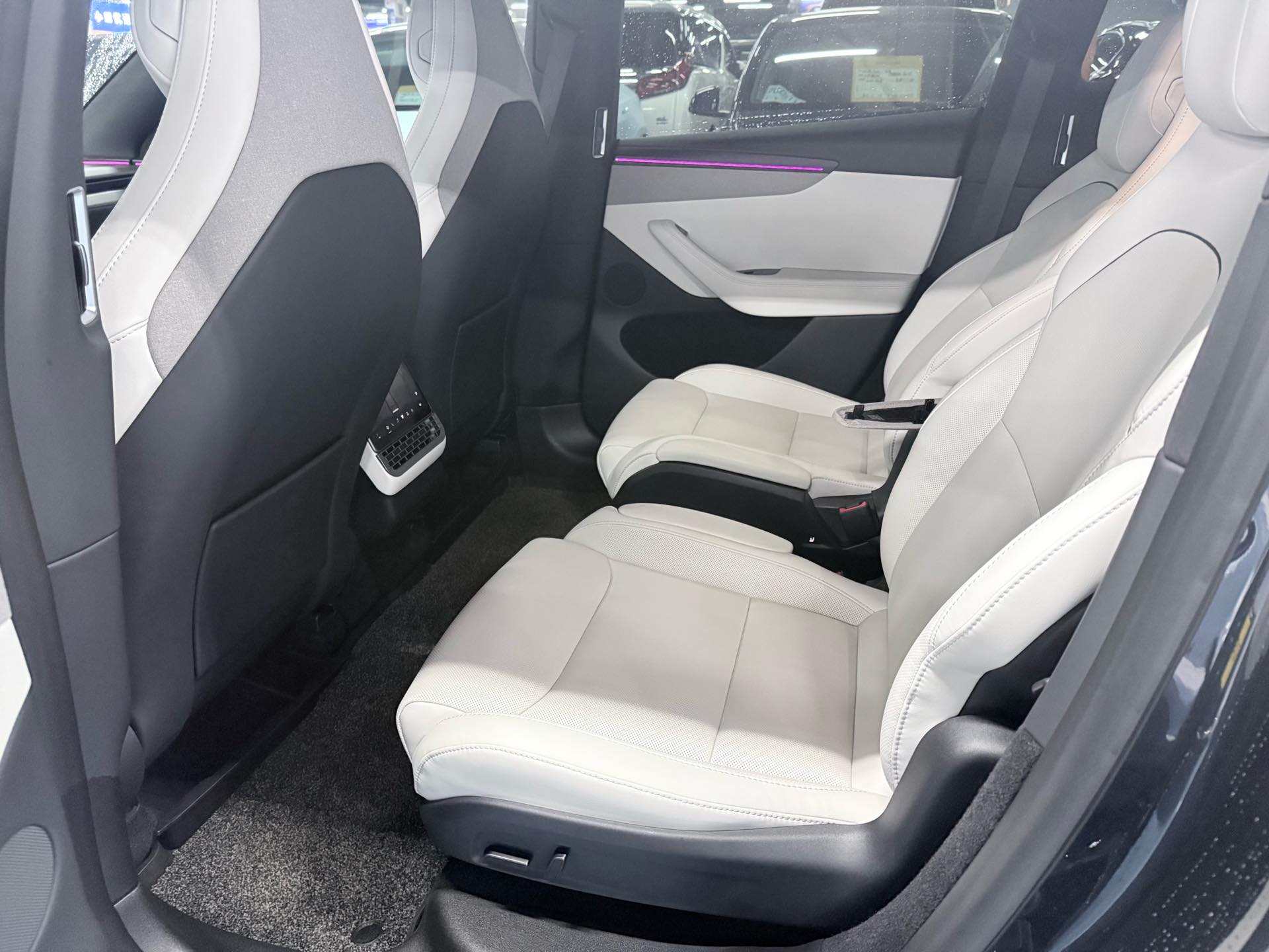 Tesla Model Y L 2025 #5 Tesla Model Y L 2025 car image #5