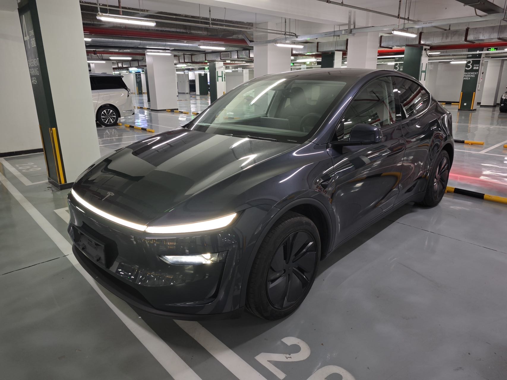 Tesla Model Y 2025 Tesla Model Y 2025 immagine di auto