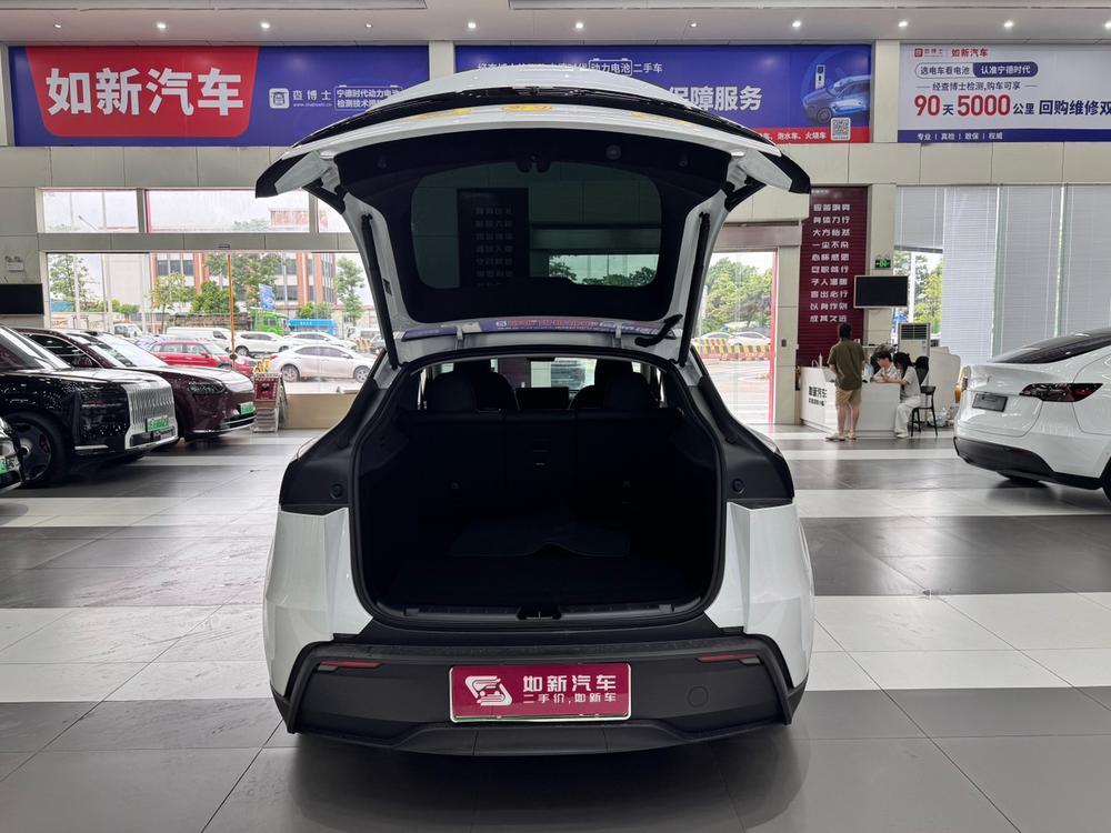 Tesla Model Y 2025 #10 Tesla Model Y 2025 car image #10