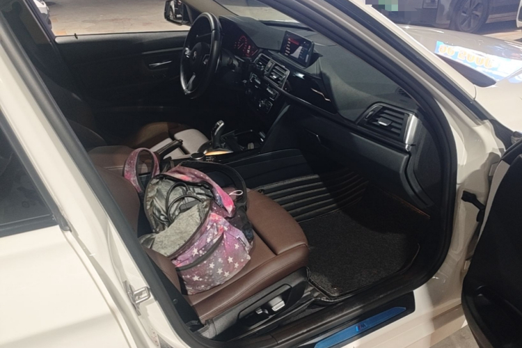 BMW 3 Series 2018 car image #29