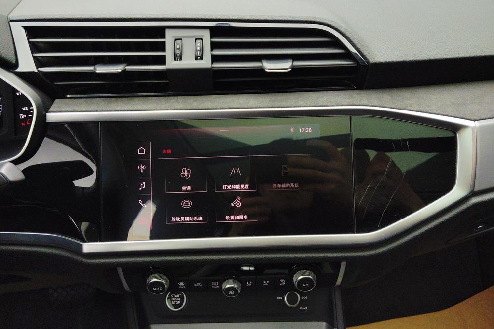 Audi Q3 2020 car image #11