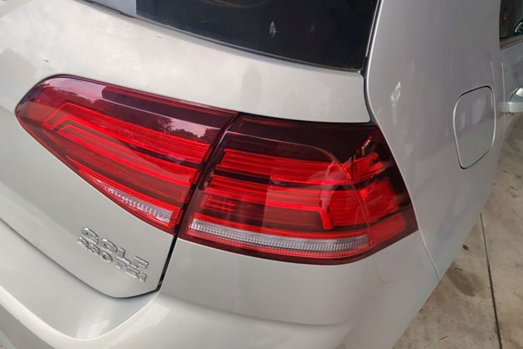 Volkswagen Golf 2018 car image #8