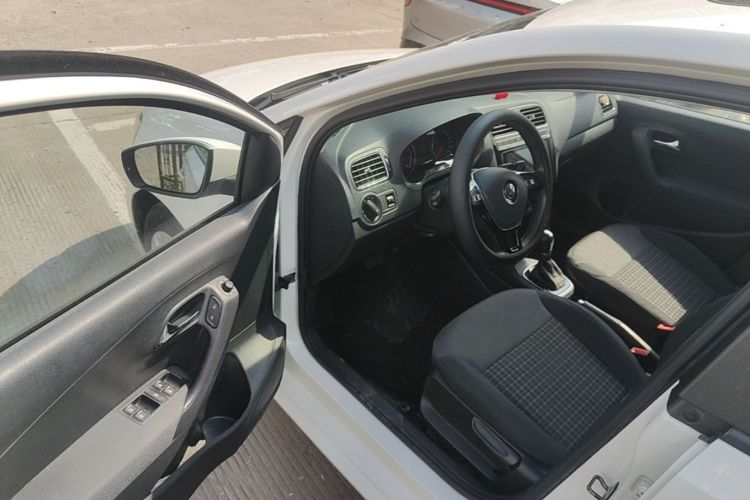 Volkswagen Polo 2017 car image #16