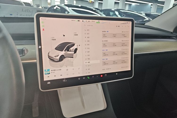 Tesla Model Y 2023 car image #13