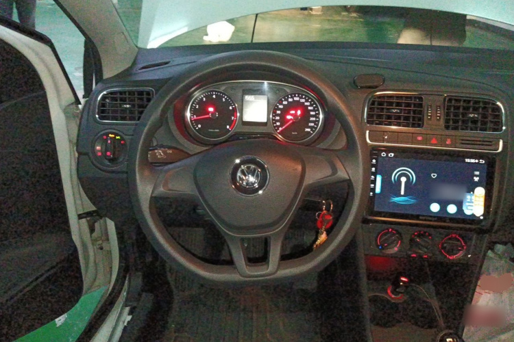 Volkswagen Polo 2015 car image #11
