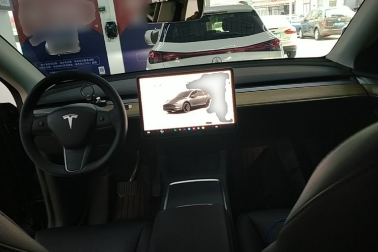 Tesla Model Y 2023 car image #11