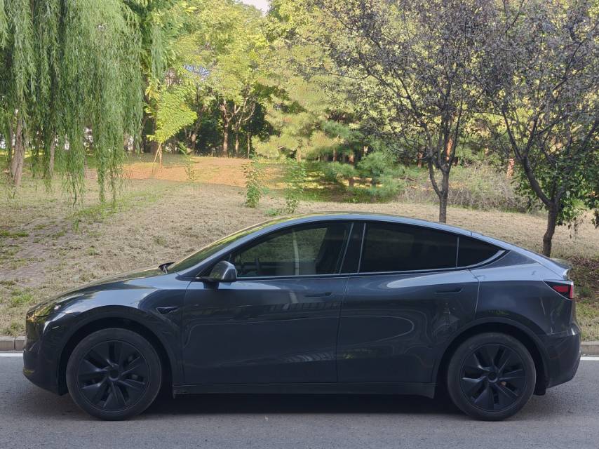 Tesla Model Y 2024 #3 Tesla Model Y 2024 car image #3