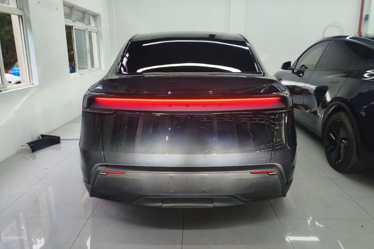Tesla Model Y 2025 #4 Tesla Model Y 2025 car image #4