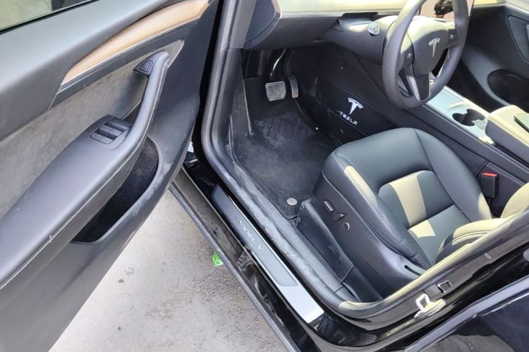 Tesla Model Y 2023 car image #16