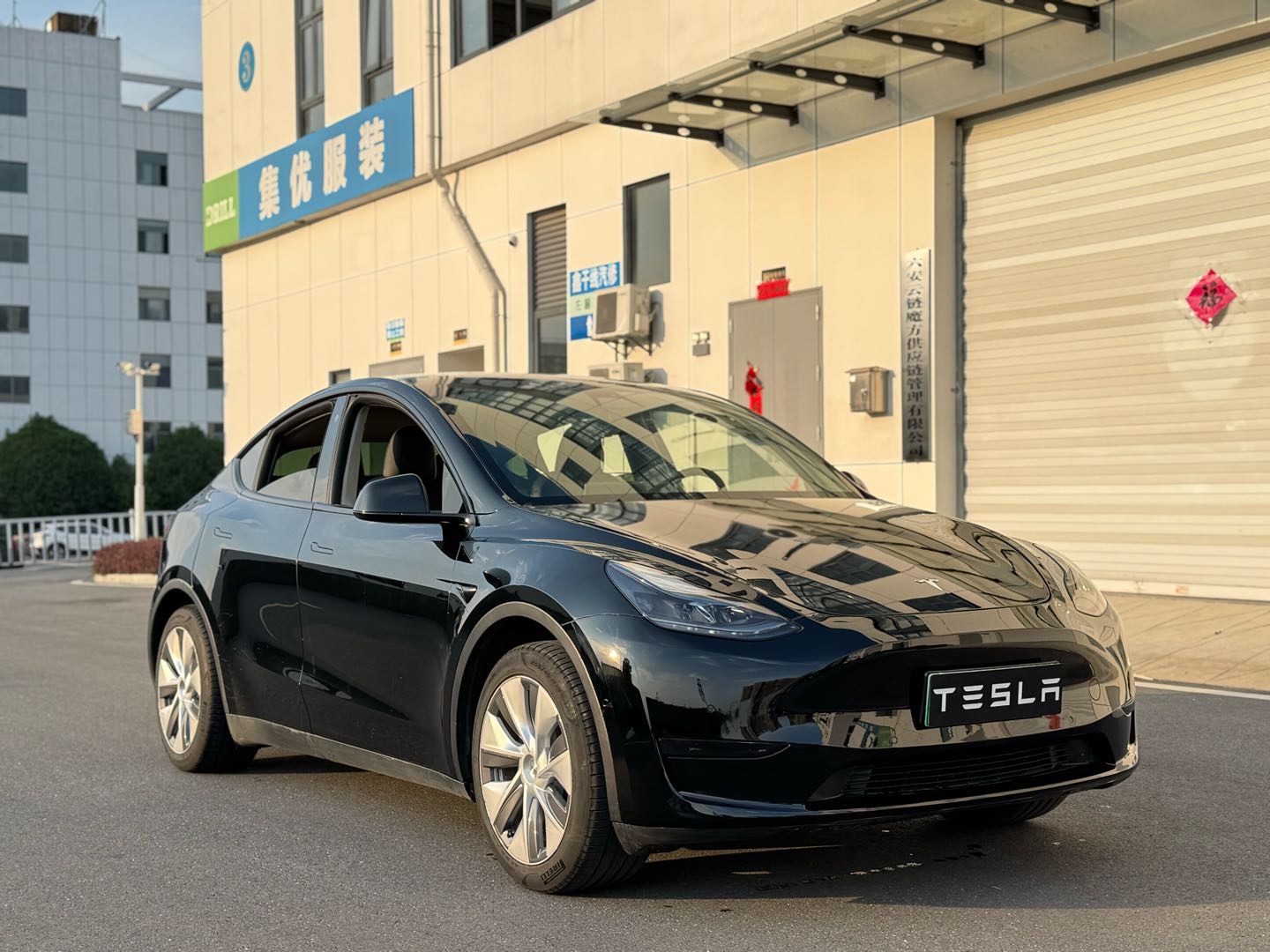 Tesla Model Y 2023 car image #3