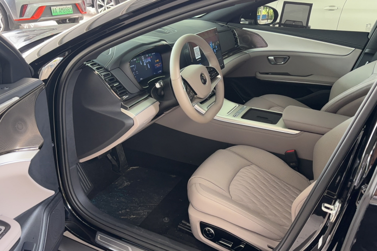 BYD Han 2025 car image #18