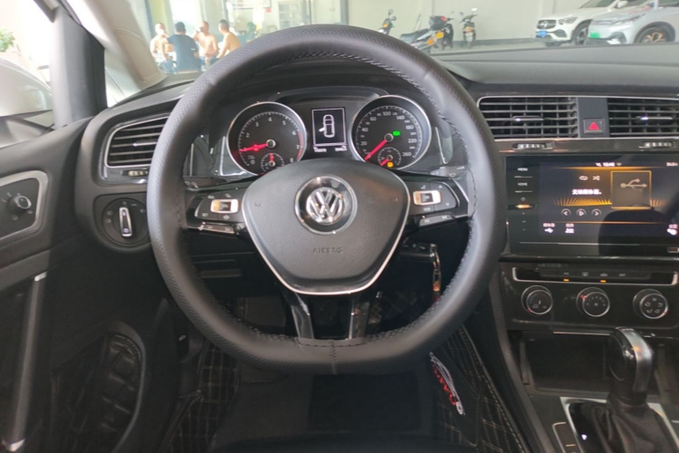Volkswagen Golf 2020 car image #11