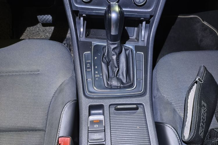 Volkswagen Golf 2018 car image #14