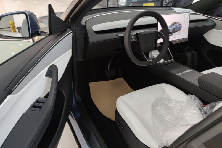 Tesla Model Y 2026 #16 Tesla Model Y 2026 car image #16