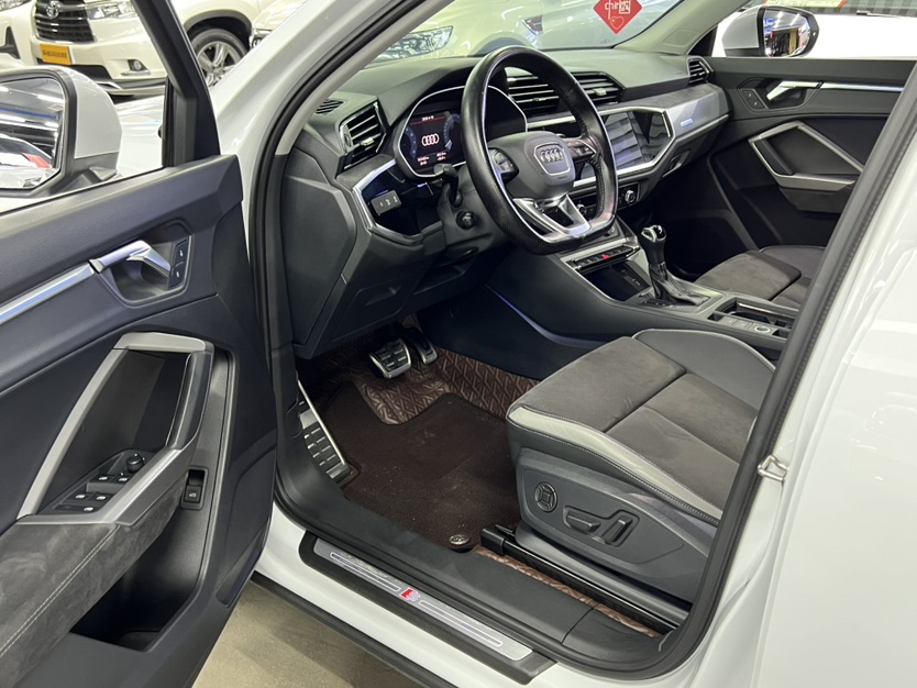 Audi Q3 2021 car image #5