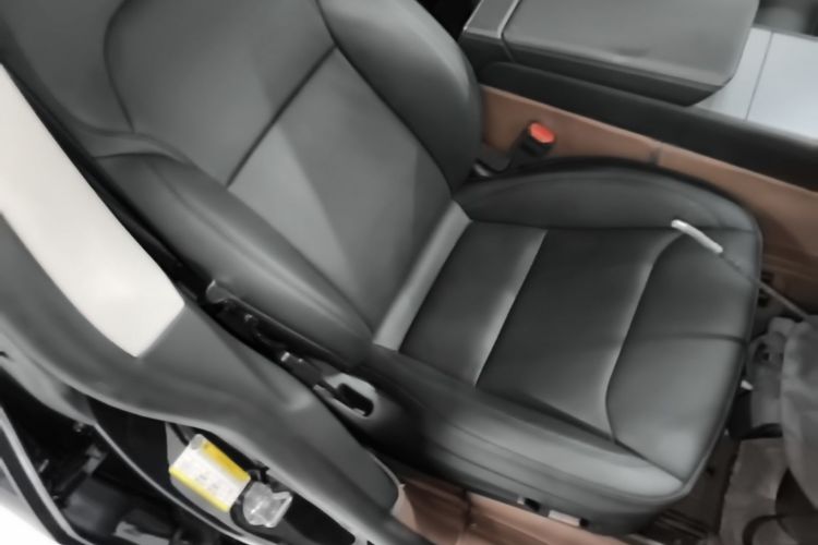 Tesla Model Y 2025 immagine di auto #24