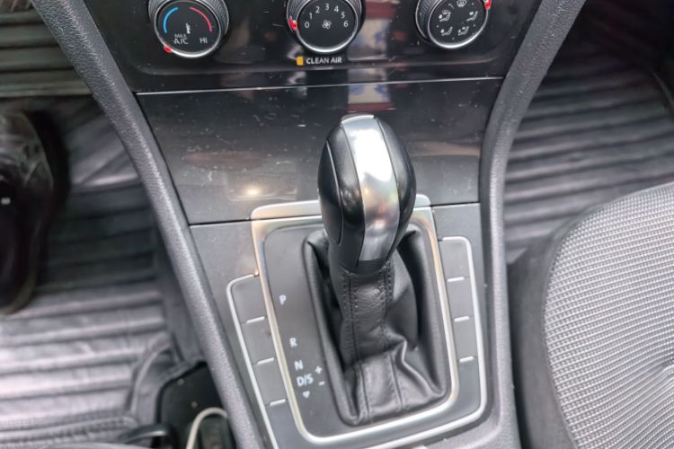 Volkswagen Golf 2018 car image #18