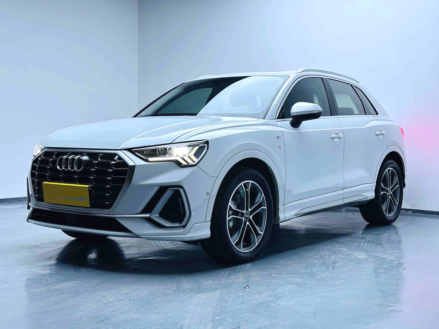 Audi Q3 2023 car image 