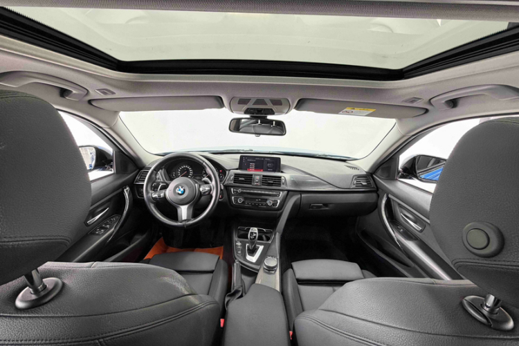 BMW 3 Series 2018 car image #20