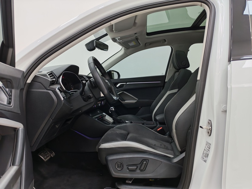 Audi Q3 2023 car image #2