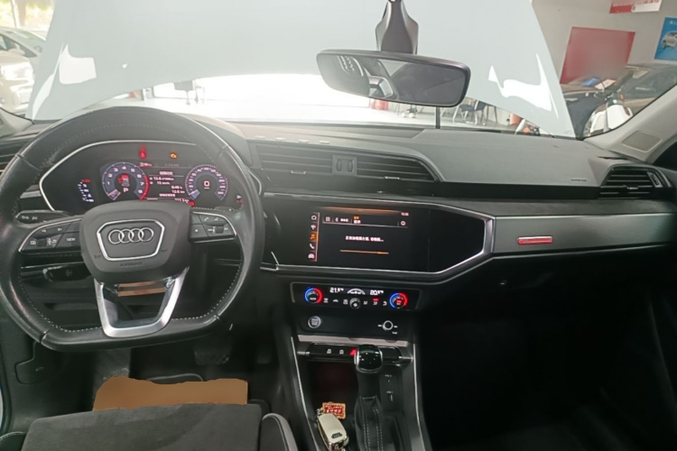 Audi Q3 2019 car image #10