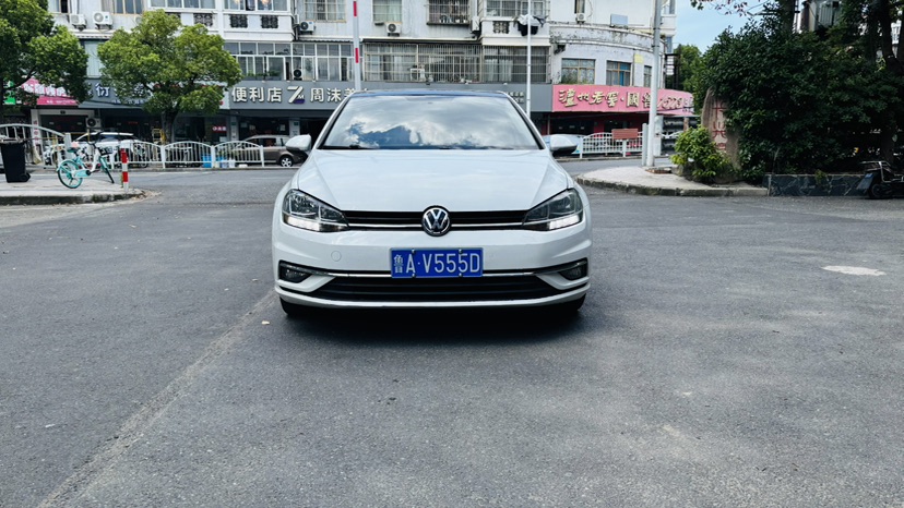 Volkswagen Golf 2018 car image #2