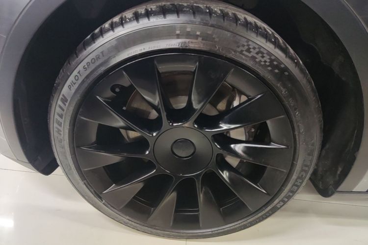 Tesla Model Y 2022 car image #9