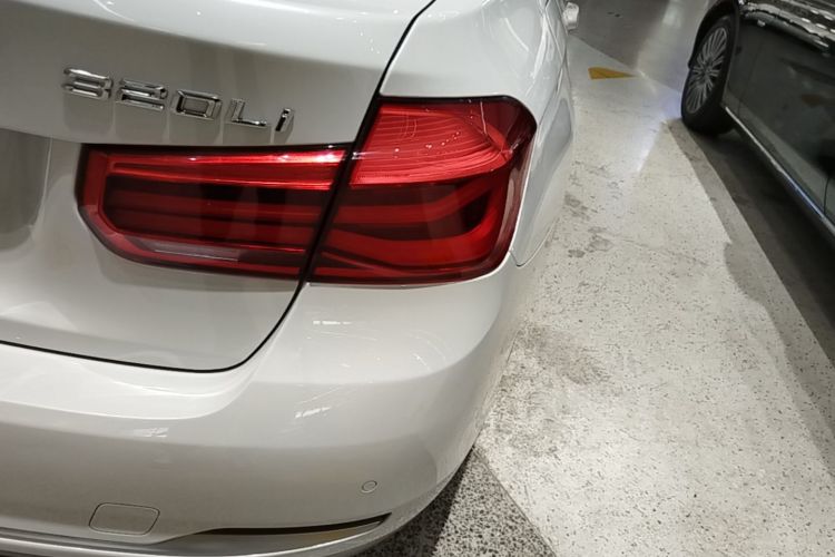 BMW 3 Series 2019 car image #8