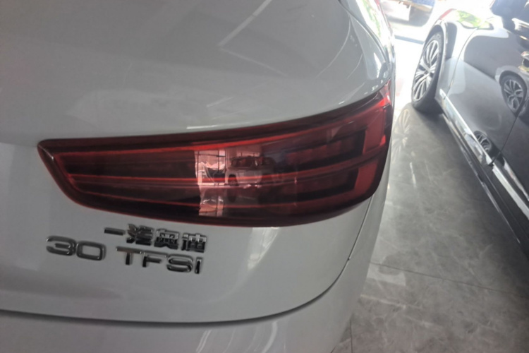 Audi Q3 2019 car image #8