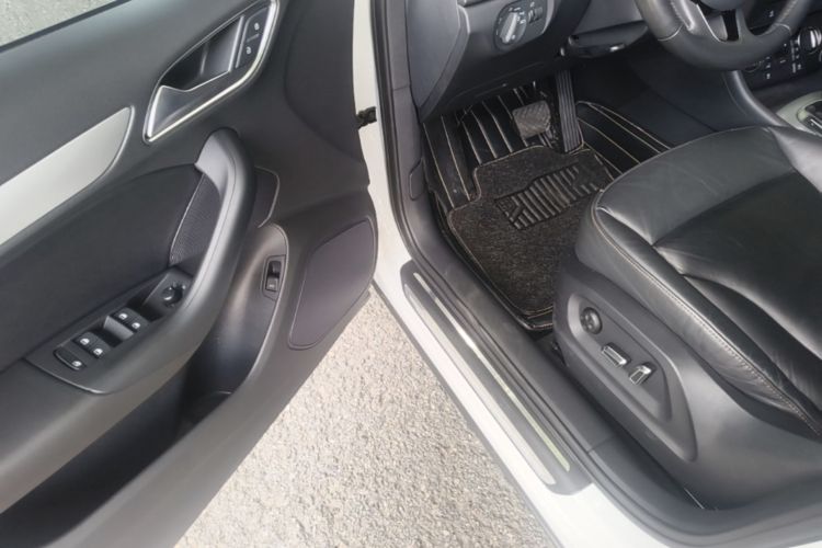 Audi Q3 2018 car image #16