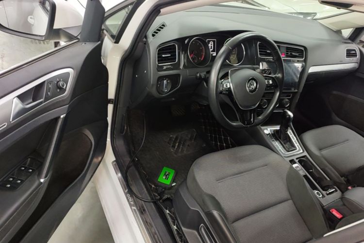 Volkswagen Golf 2020 car image #16