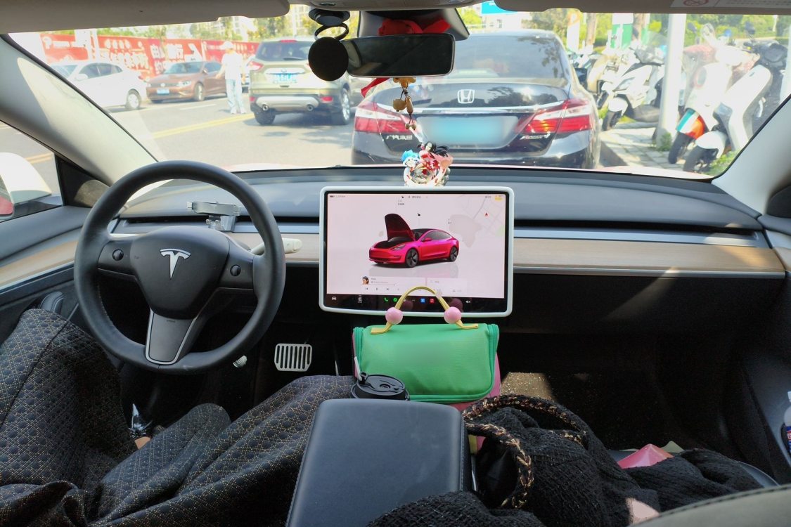 Tesla Model 3 2023 car image #23