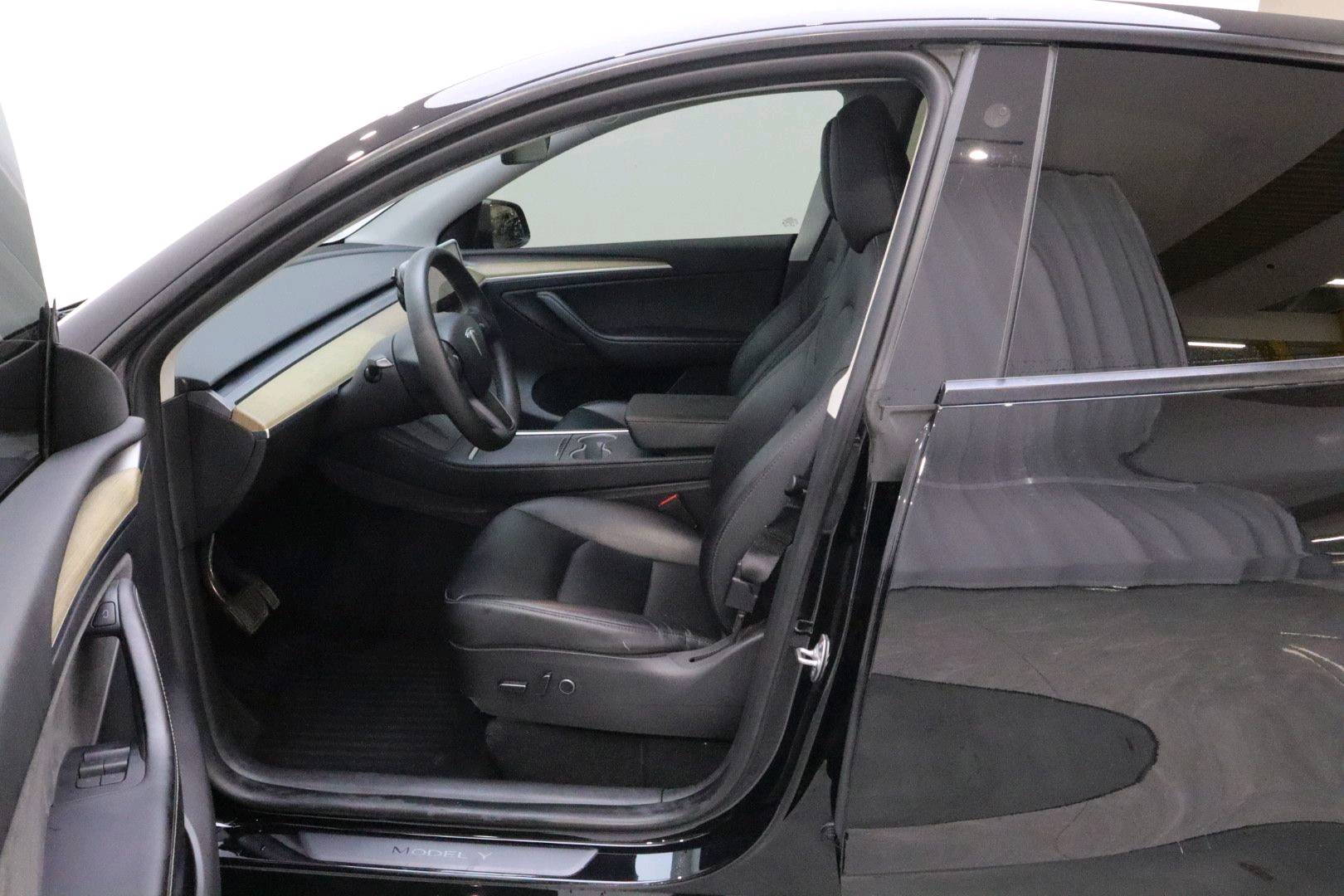Tesla Model Y 2023 car image #9