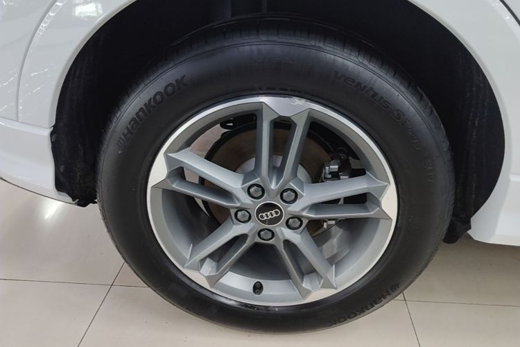 Audi Q3 2023 car image #10