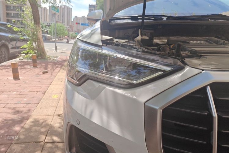 Audi Q3 2020 car image #8