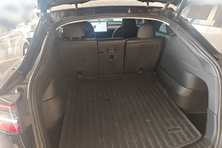 Tesla Model Y 2023 car image #21