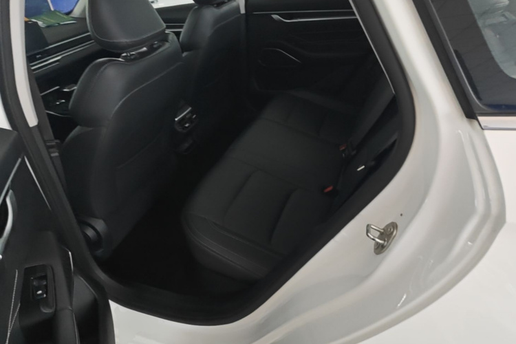 GEELY Emgrand 2021 car image #17