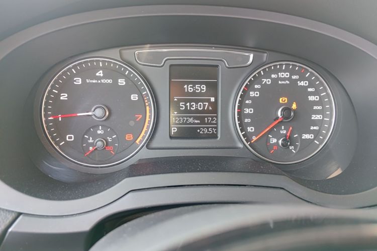 Audi Q3 2017 car image #12