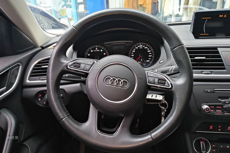 Audi Q3 2018 car image #12
