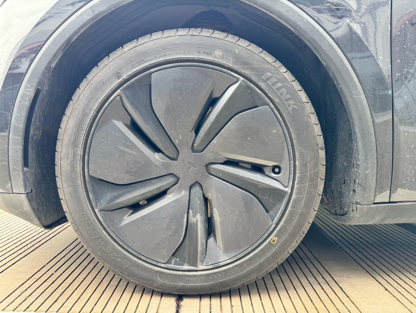 Tesla Model Y 2025 car image #12