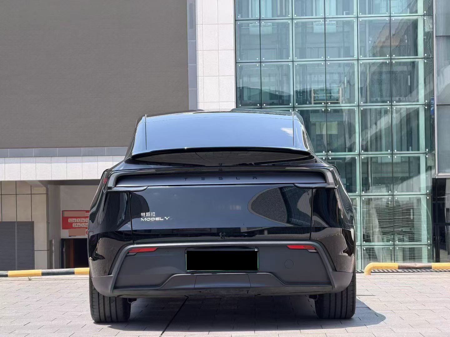 Tesla Model Y 2025 #8 Tesla Model Y 2025 car image #8