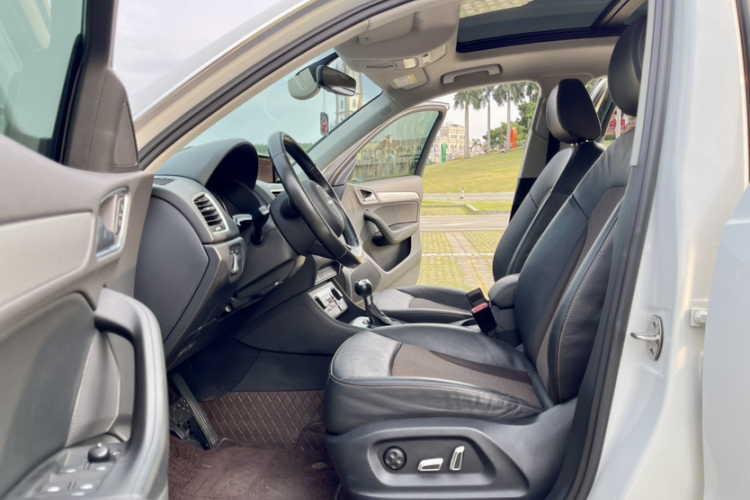 Audi Q3 2017 car image #11