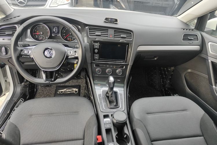 Volkswagen Golf 2019 car image #10