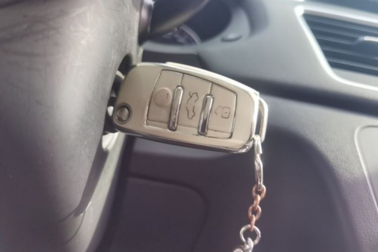 Audi Q3 2017 car image #9