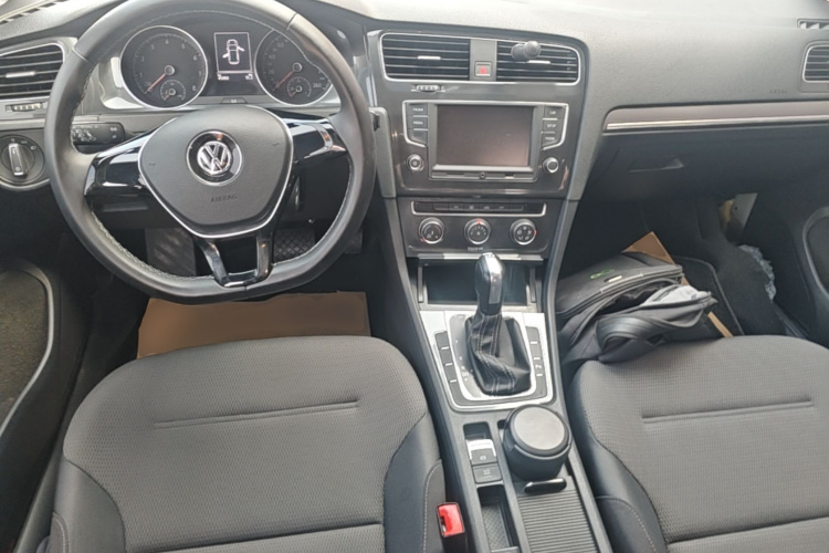 Volkswagen Golf 2017 car image #10