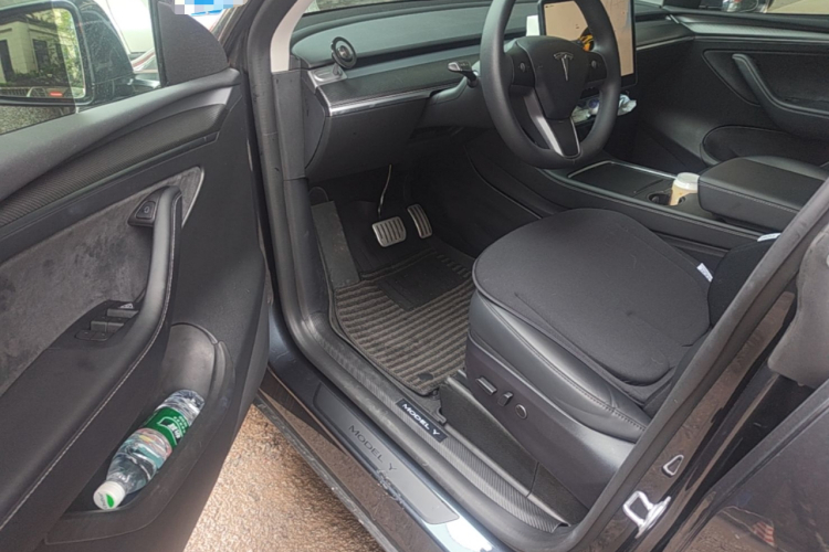 Tesla Model Y 2025 صورة سيارة #16