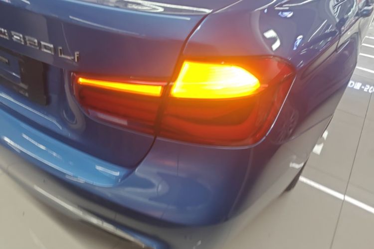 BMW 3 Series 2018 car image #8